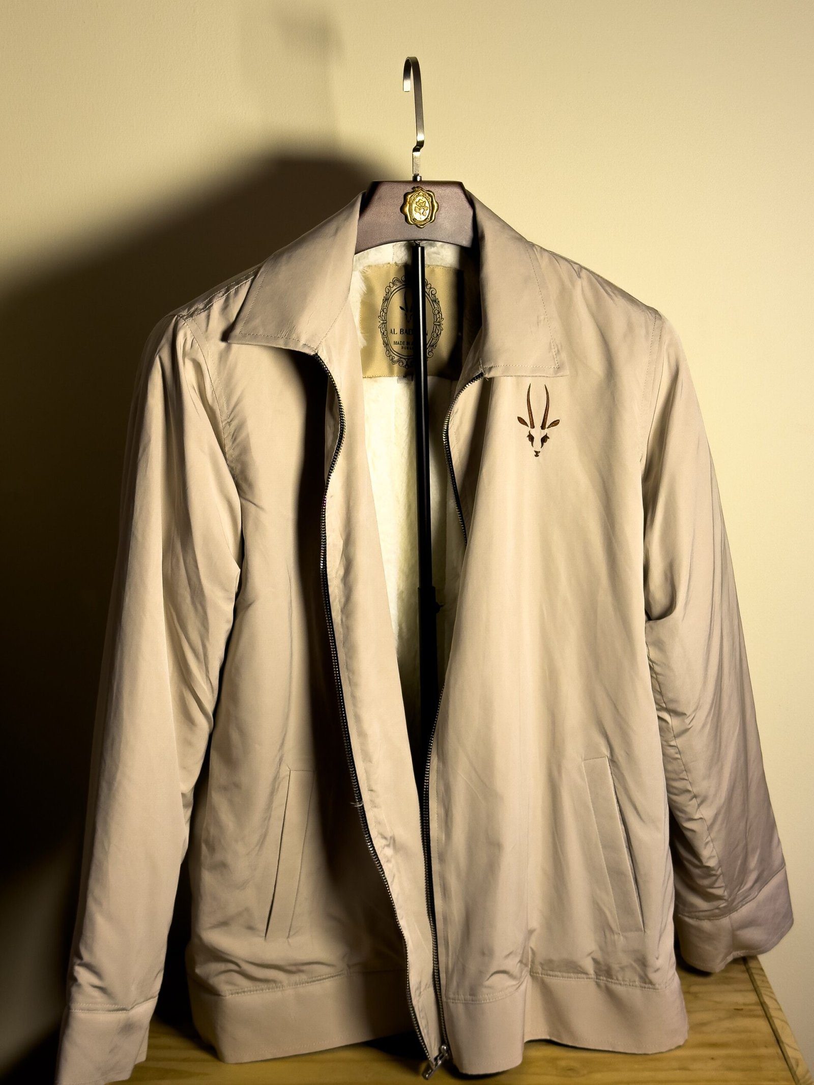 جاكيت  طيف الرملة (ضد المطر  بيج🌧️)(Water proof) اللوقو اختياري