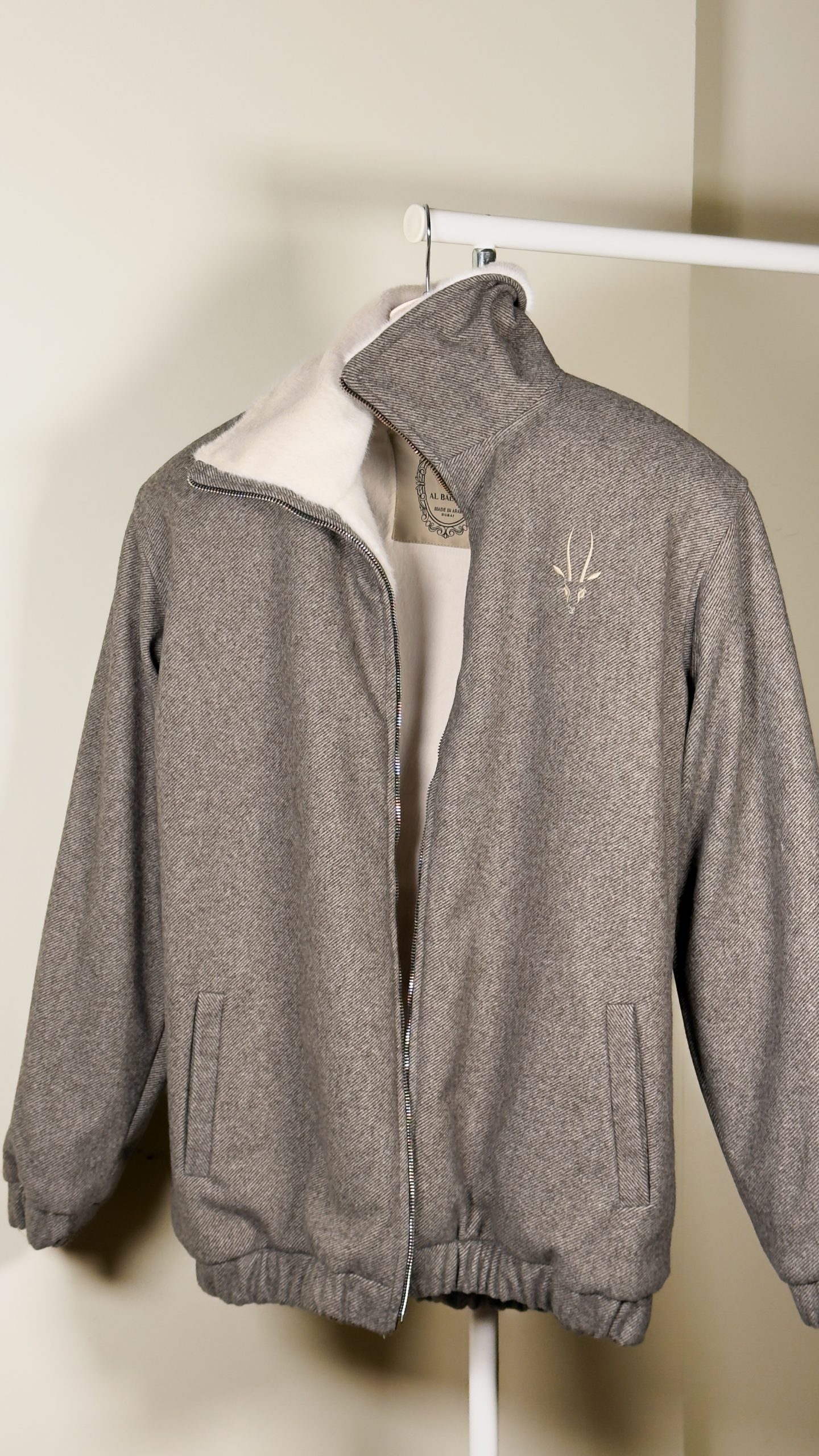 جاكيت سهام الليل رصاصي فاتح مخطط (اللوقو اختياري)