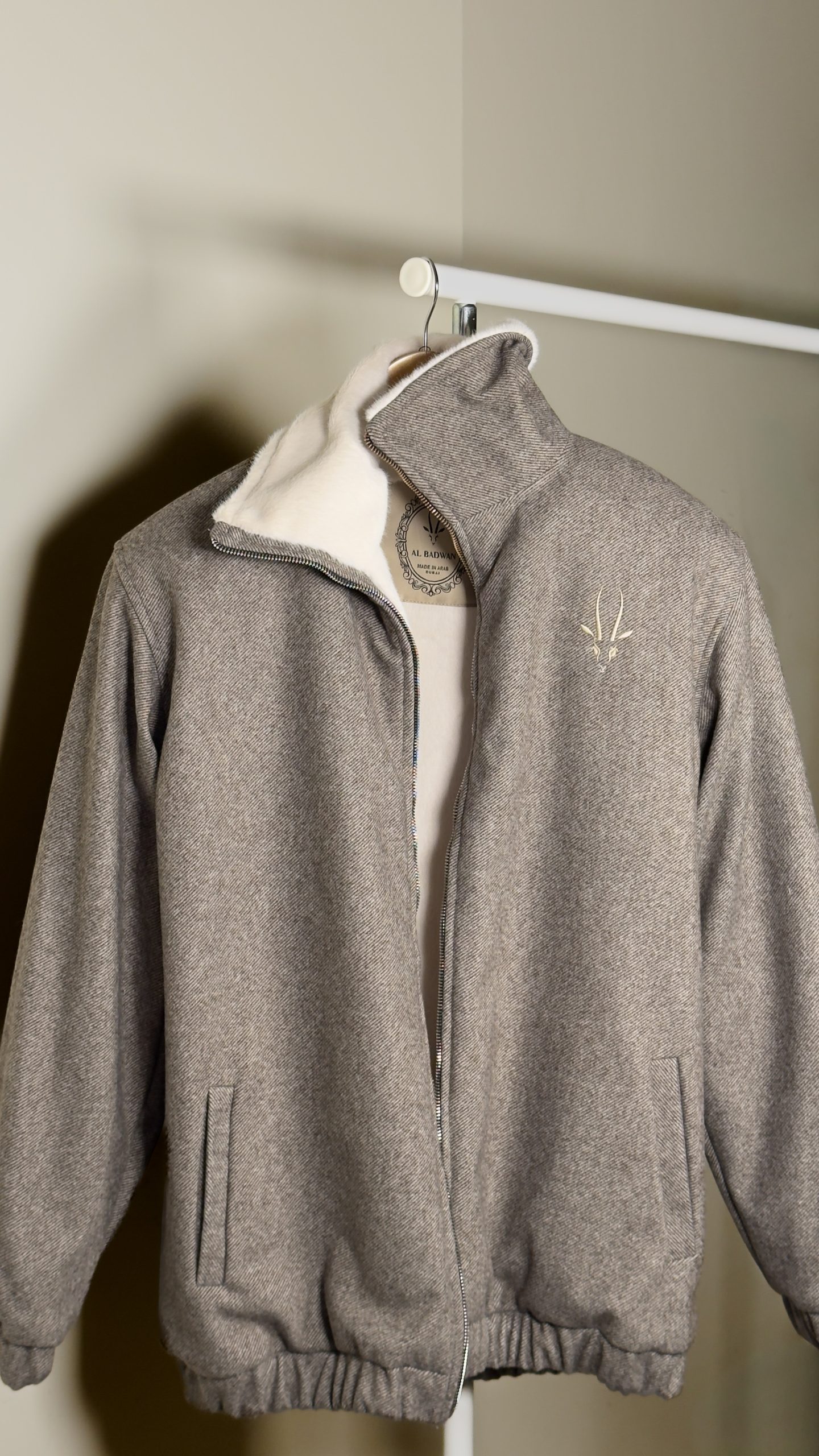 جاكيت سهام الليل رصاصي فاتح مخطط (اللوقو اختياري)